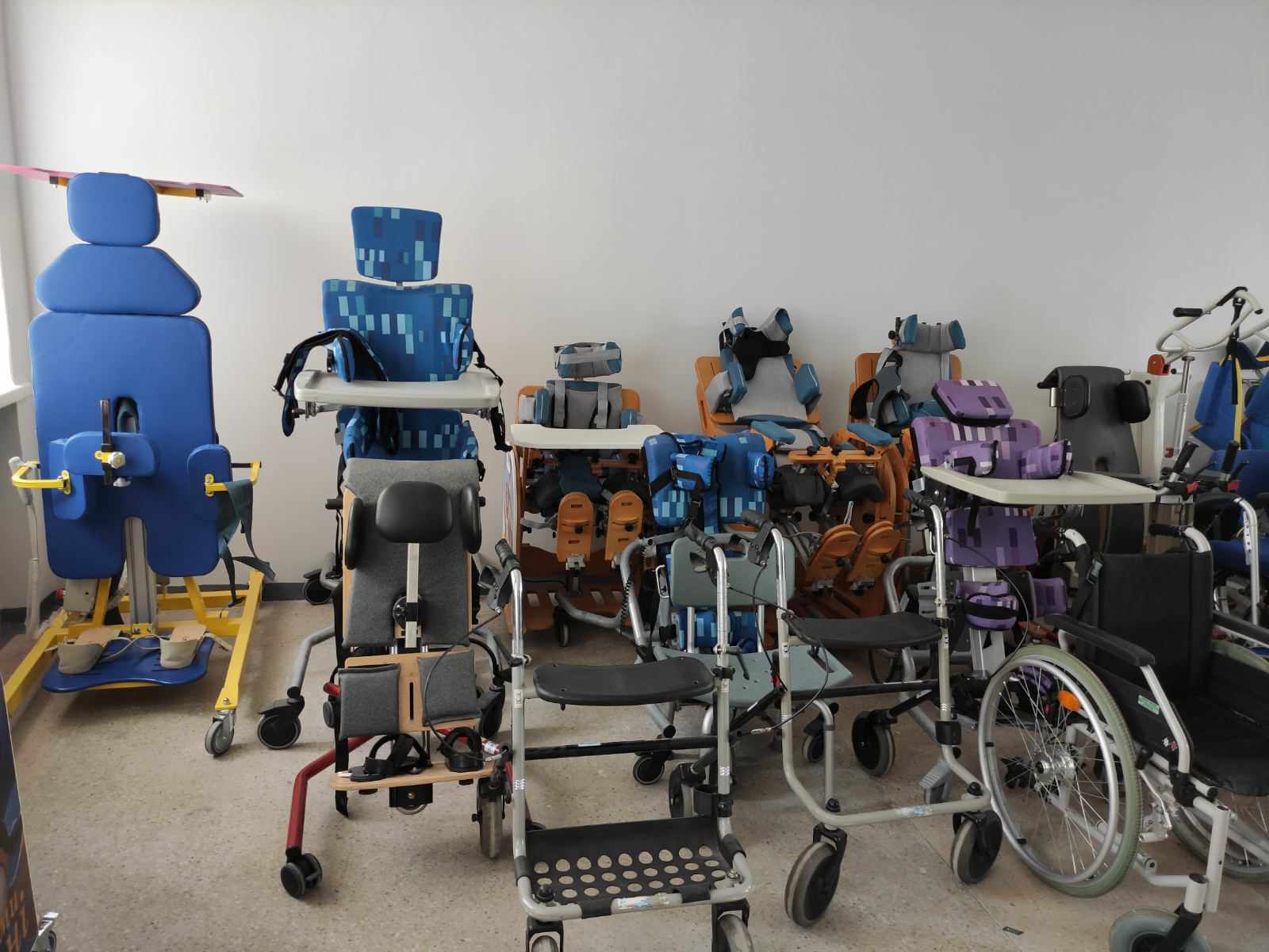 Вертикалізатор, ходунці, крісла: на Львівщині діє безкоштовний пункт прокату засобів реабілітації