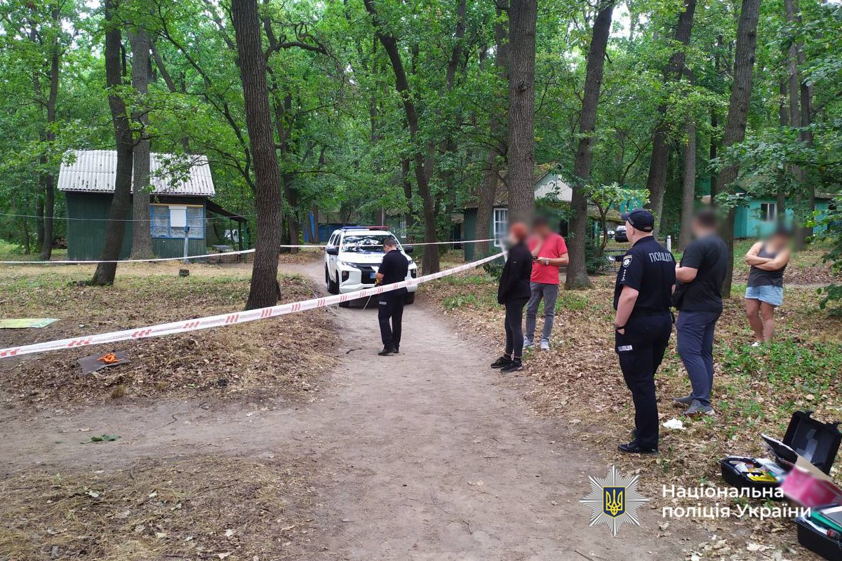 На Черкащині жінка заколола чоловіка шампурем: фото з місця вбивства