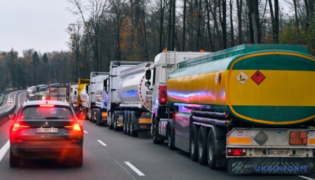 У чергах на українсько-польському кордоні з Польщею стоять 1300 вантажівок