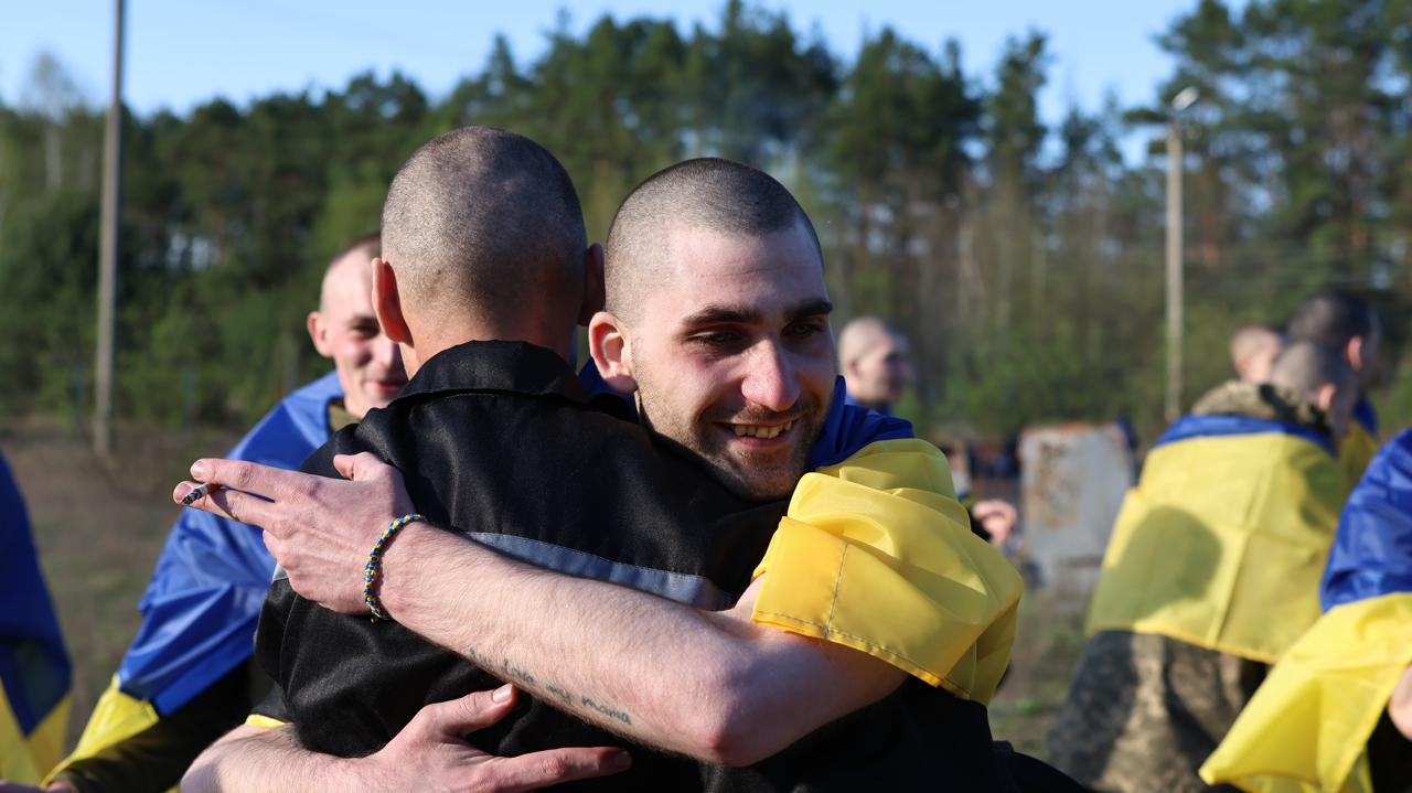 Перші обійми після звільнення з полону: хто повернувся додому, більше фото воїнів