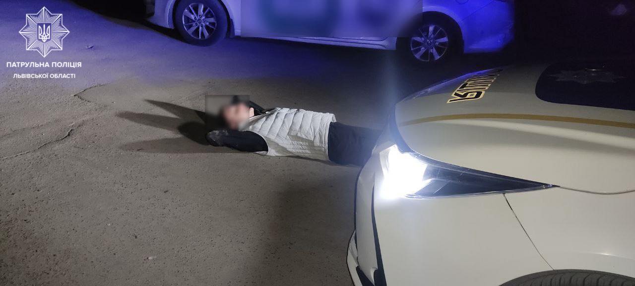 У Львові п’яний таксист після ДТП ліг на асфальт, бо не зміг встояти