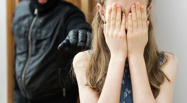 На Закарпатті чоловік зґвалтував 13-річну доньку співмешканки