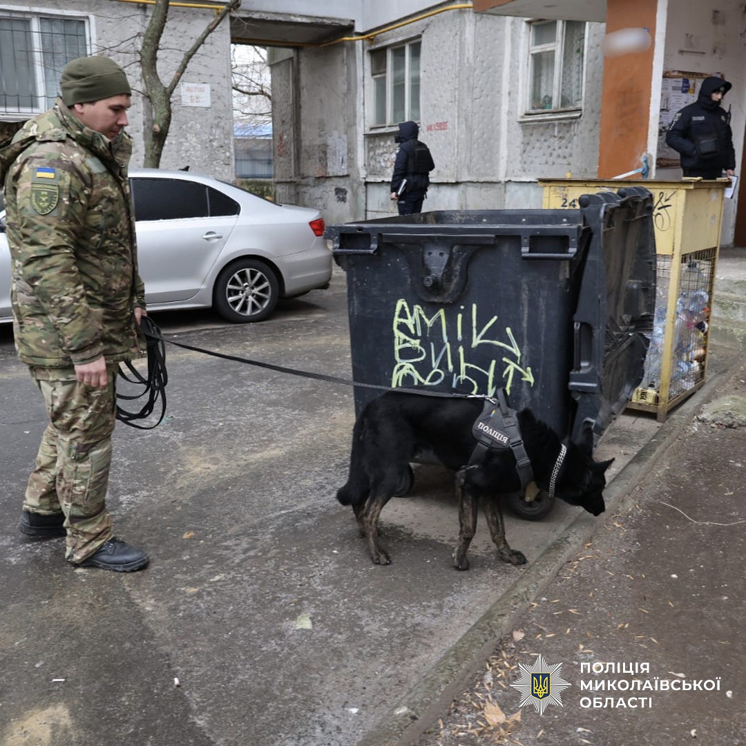 У Миколаєві в смітнику знайшли новонароджене немовля