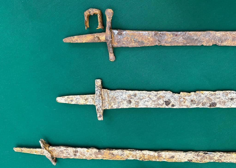 Росіяни намагалися вкрасти. Стародавні мечі повернулися в Україну