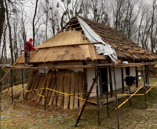 У Львові в Шевченківському гаю реставрують сторічну хатину із Закарпаття