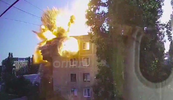 "Подонки. Як це пояснити?". Кім опублікував відео удару по будинку в Миколаєві