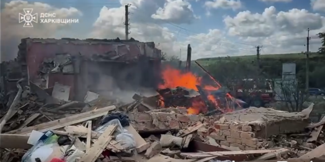 Обстріл Харківщини: рятувальник за викликом приїхав на згарище власного дому, де жили його дружина та син