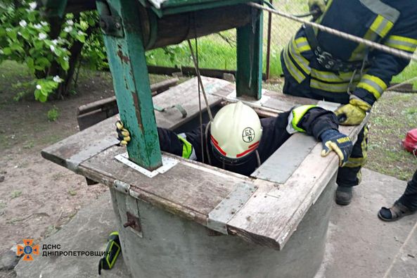 На Дніпропетровщині надзвичайники врятували жінку, яка впала у колодязь
