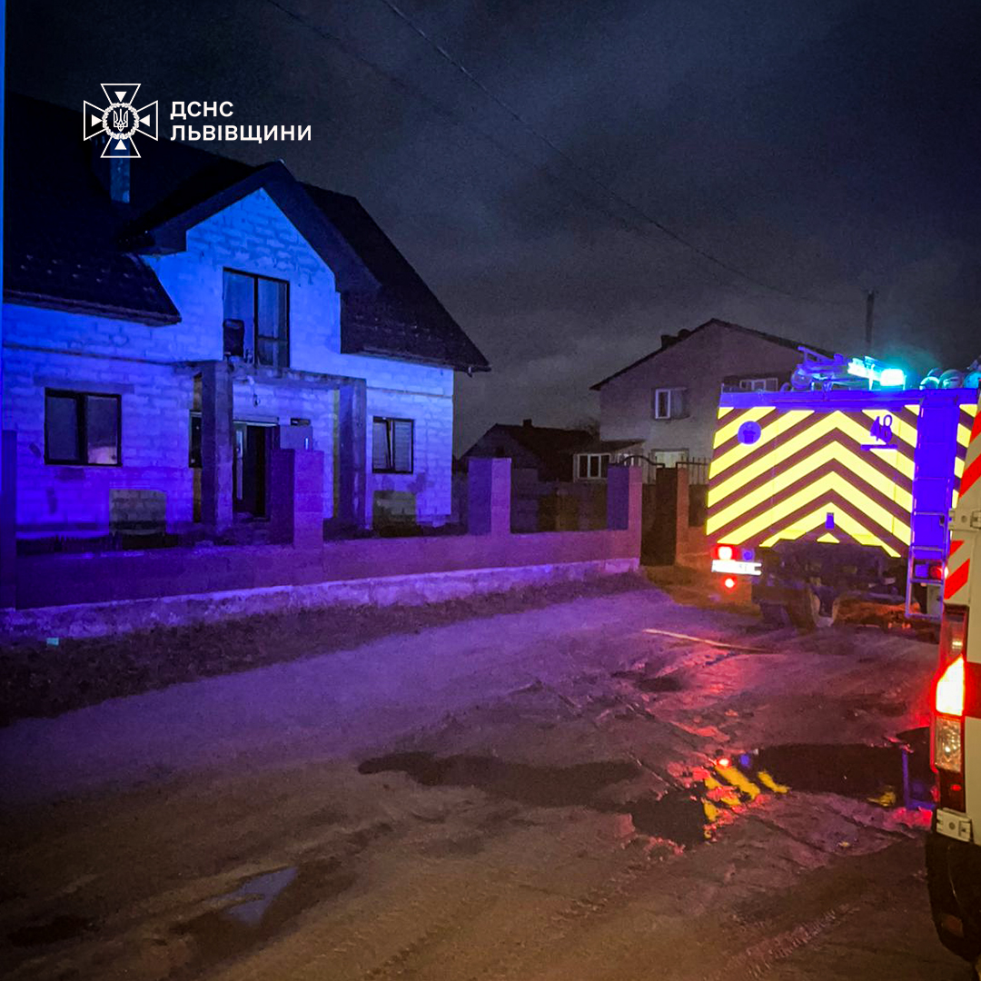 У Львівському районі горів двоповерховий житловий будинок: постраждали дві людини