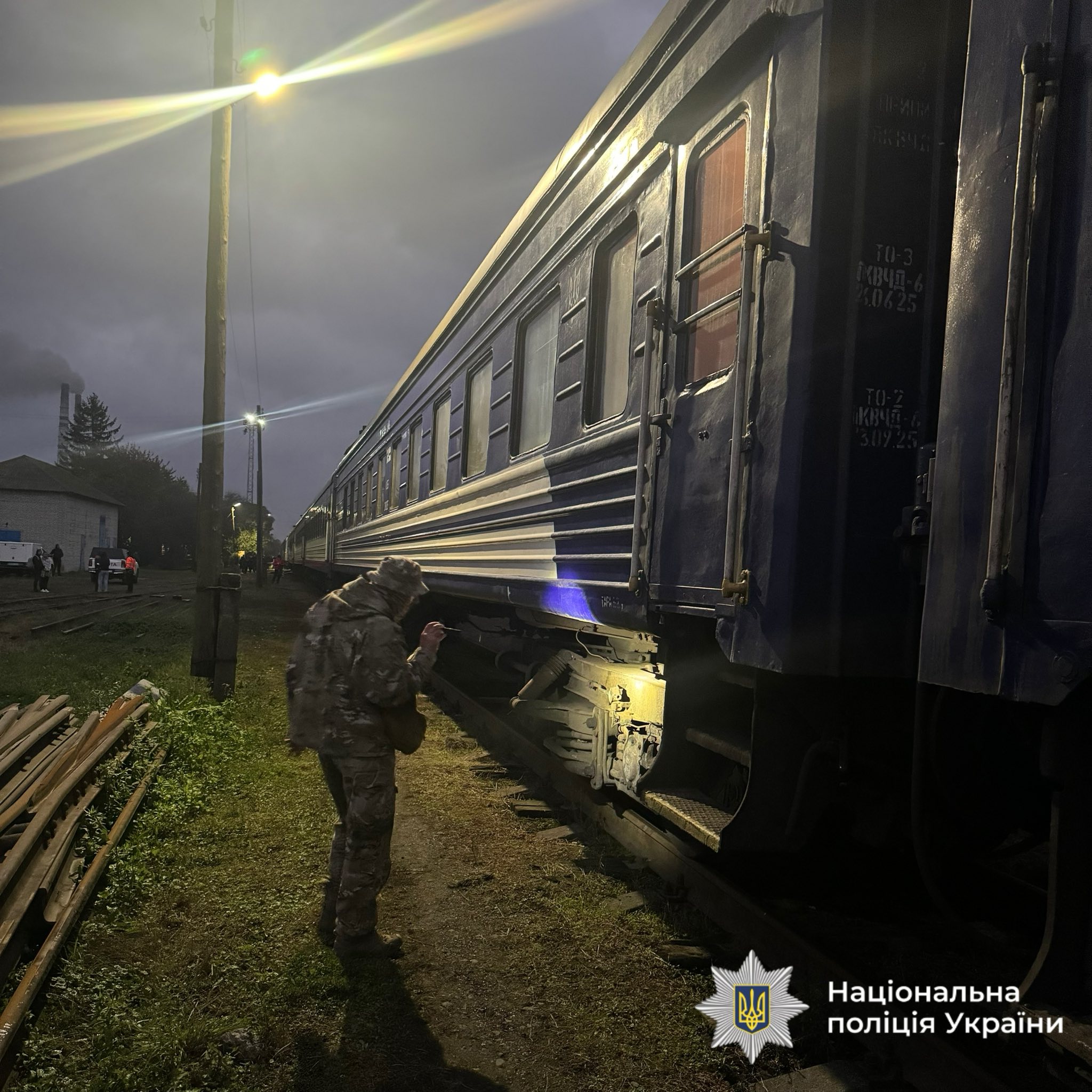 На Прикарпатті «замінували» потяг: що відомо (фото)