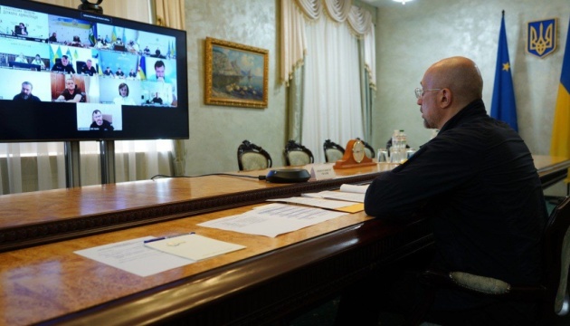 Шмигаль доручив максимально готувати школи до очного навчання: деталі