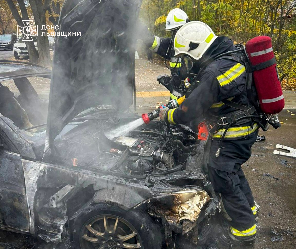 У Львові горів автомобіль Mercedes (фото)