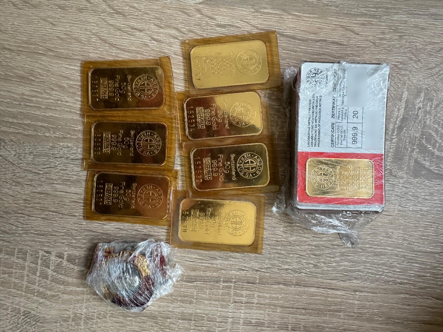 На Львівщині прикордонники виявили понад 60 золотих злитків у несподіваному місці авто