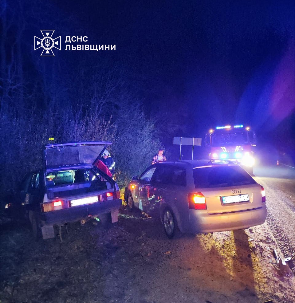 Біля Львова рятувальники деблокували з авто водійку, що втрапила в ДТП