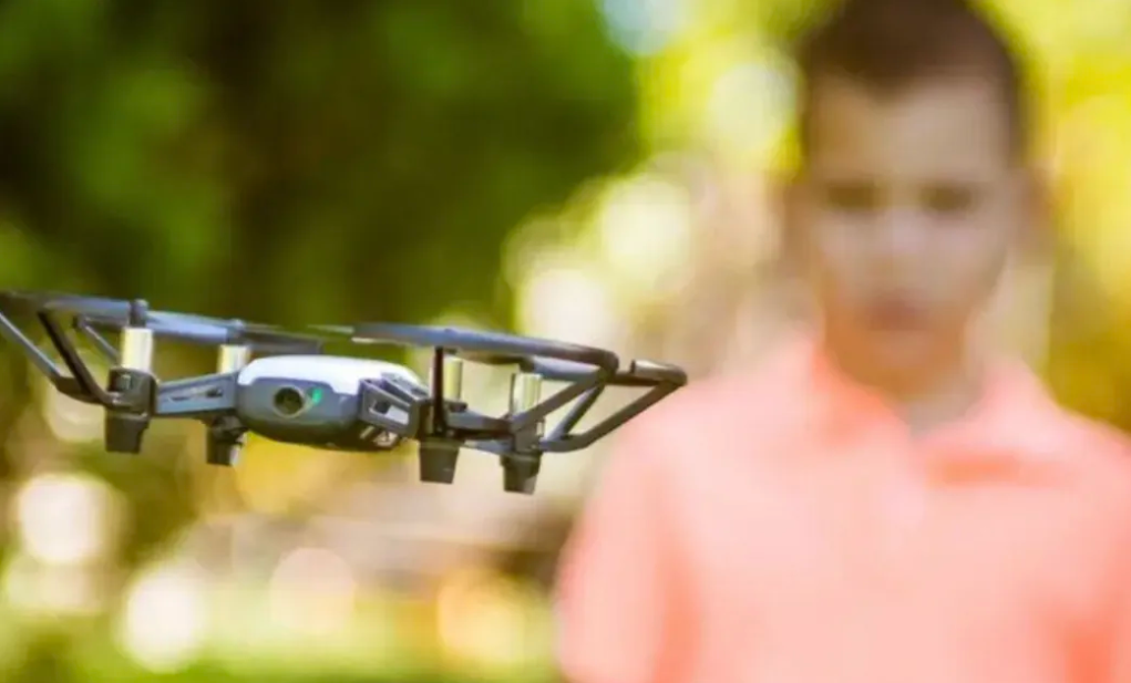 В українських школах навчатимуть керувати дронами та мінній безпеці