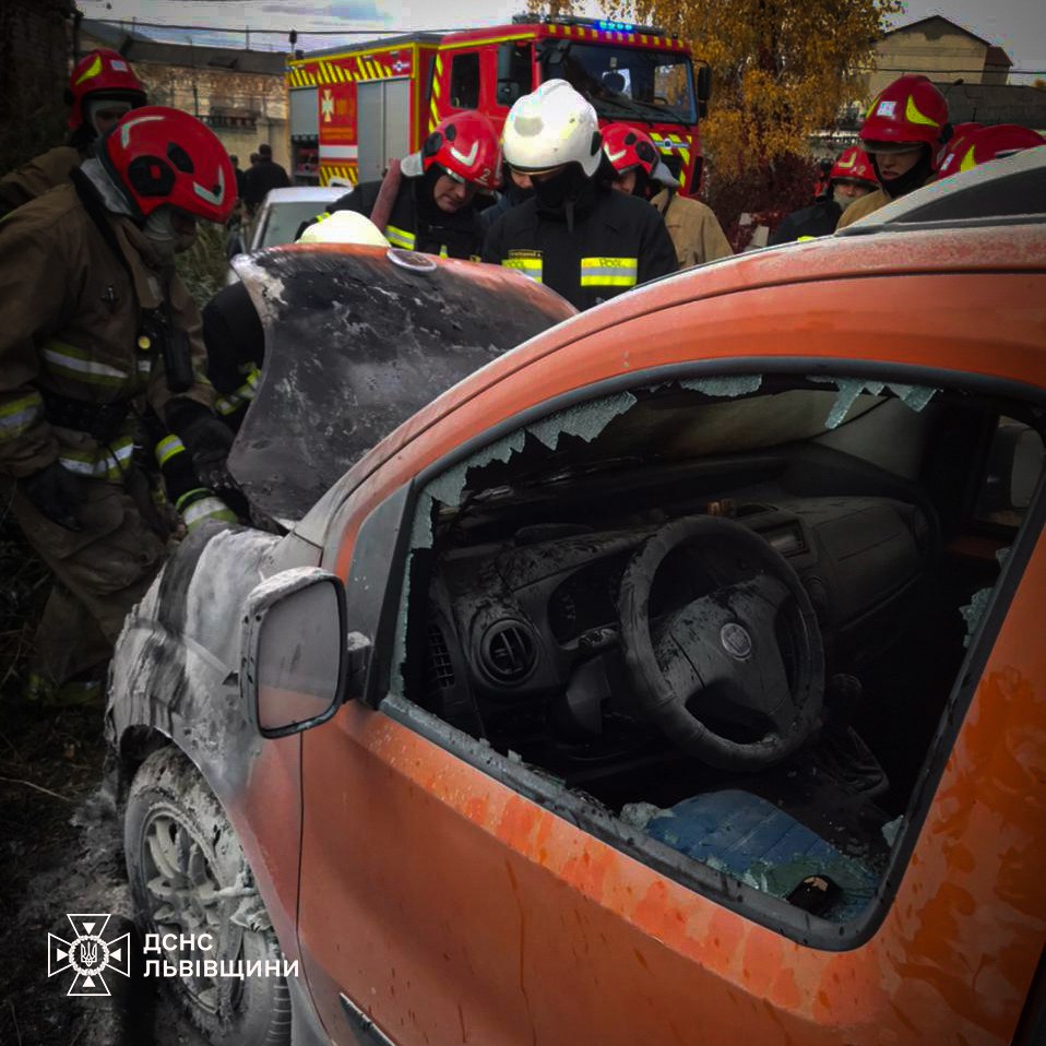 У Львові горів автомобіль «Fiat Fiorino»