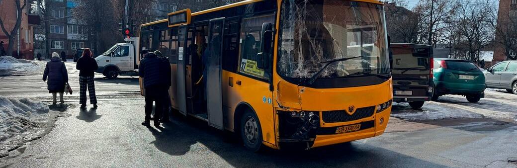 У Чернігові маршрутка з пасажирами потрапила в автотрощу (фото)