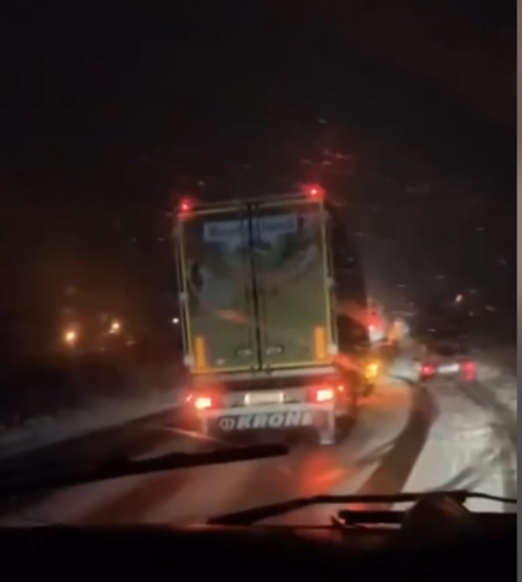 Аварії та затори: мешканці Львова повідомляють про ожеледицю на дорогах