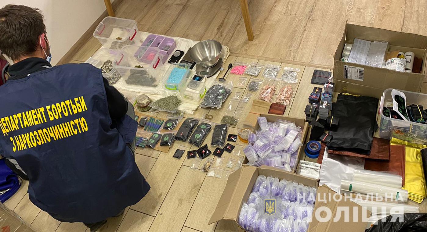 Дві жінки розповсюджували важкі наркотики зі Львова у всі регіони України