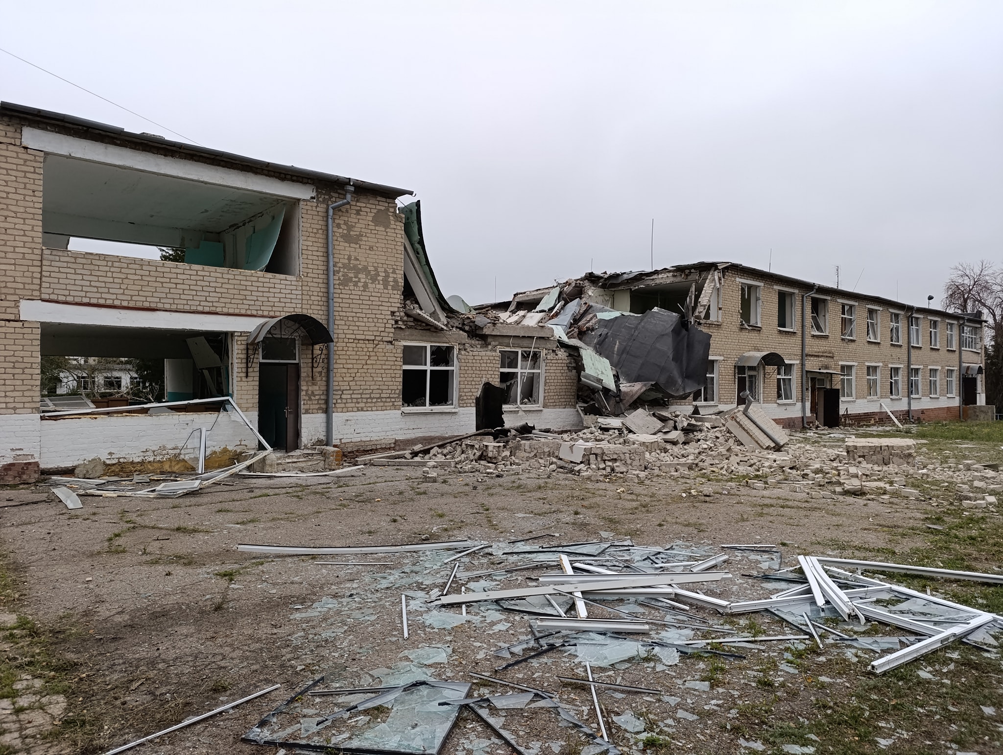 Війська РФ вдарила по дитячому інтернату у Харківській області (відео)