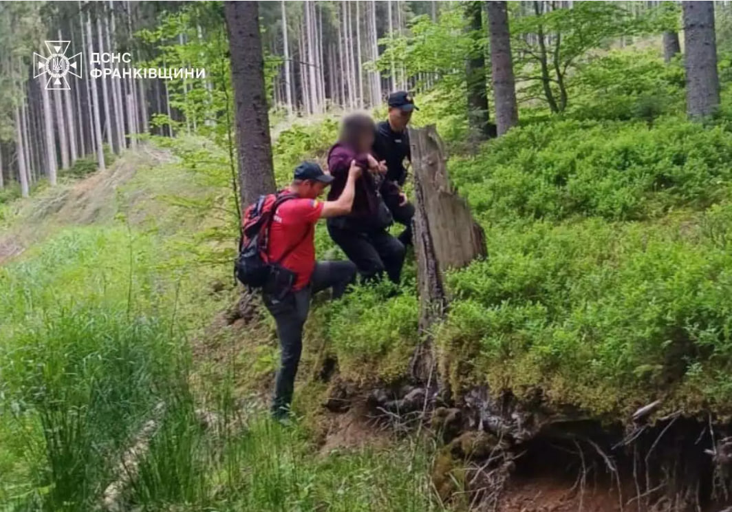 У Карпатах на перевалі заблукала туристка: Як її врятували
