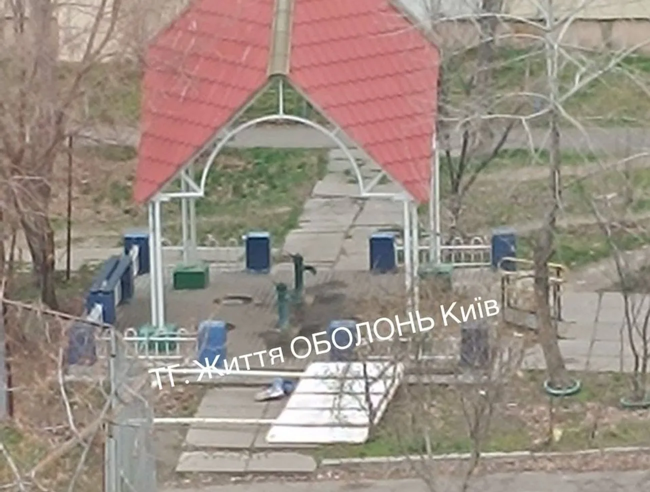 У Києві на дівчину впав рекламний щит: вона дивом вижила