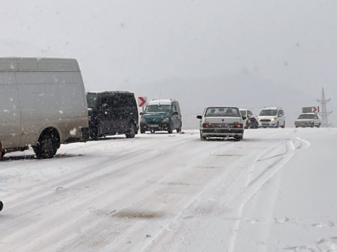 В Анталії водії залишають автівки через снігопад