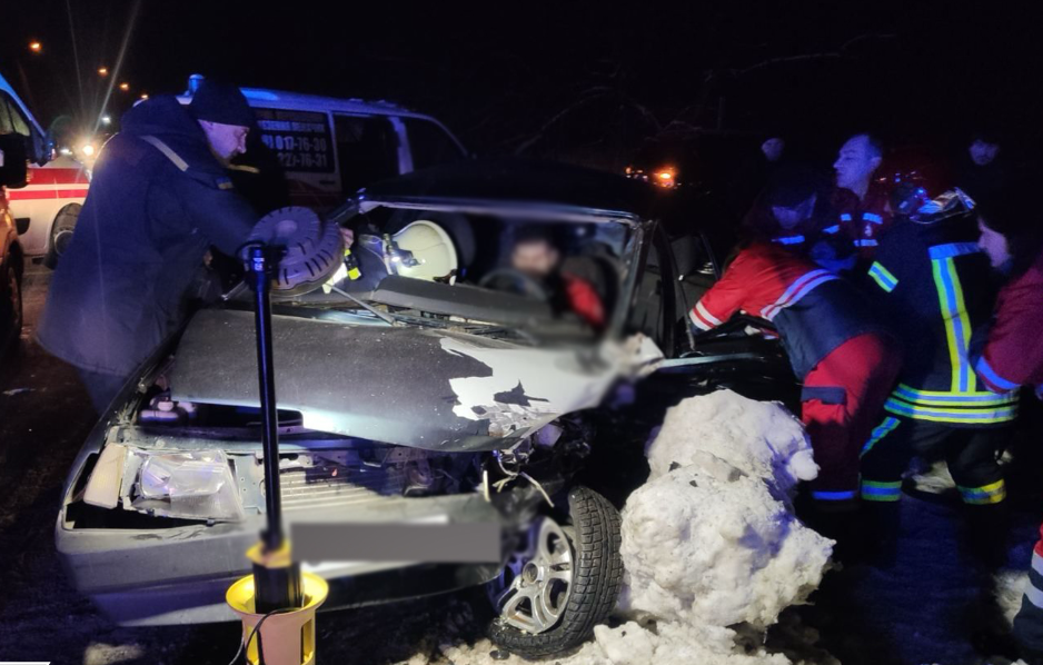 На Львівщині після ДТП рятувальники деблокували людей з понівеченої автівки