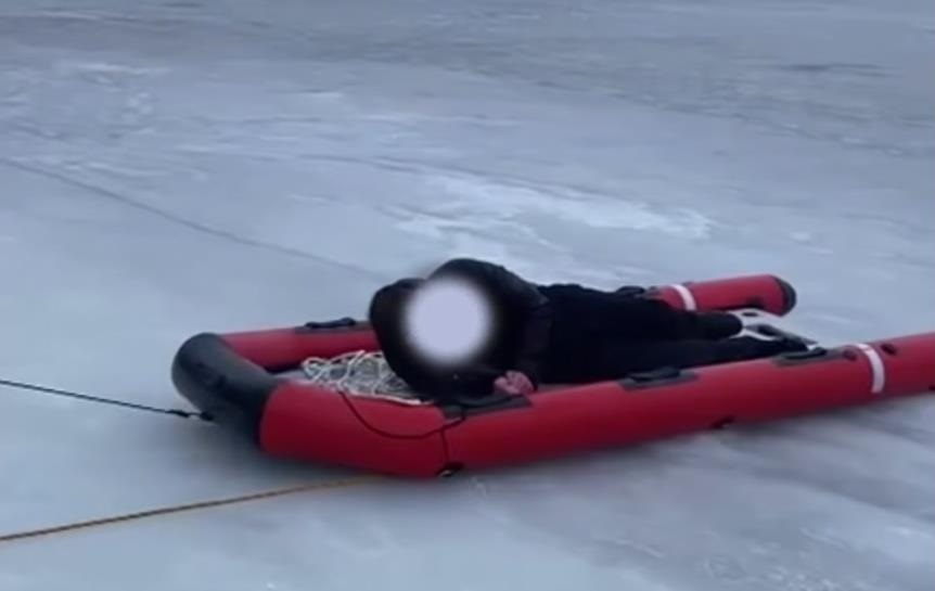 У Києві двоє підлітків провалилися під лід: одного врятували, іншого шукають