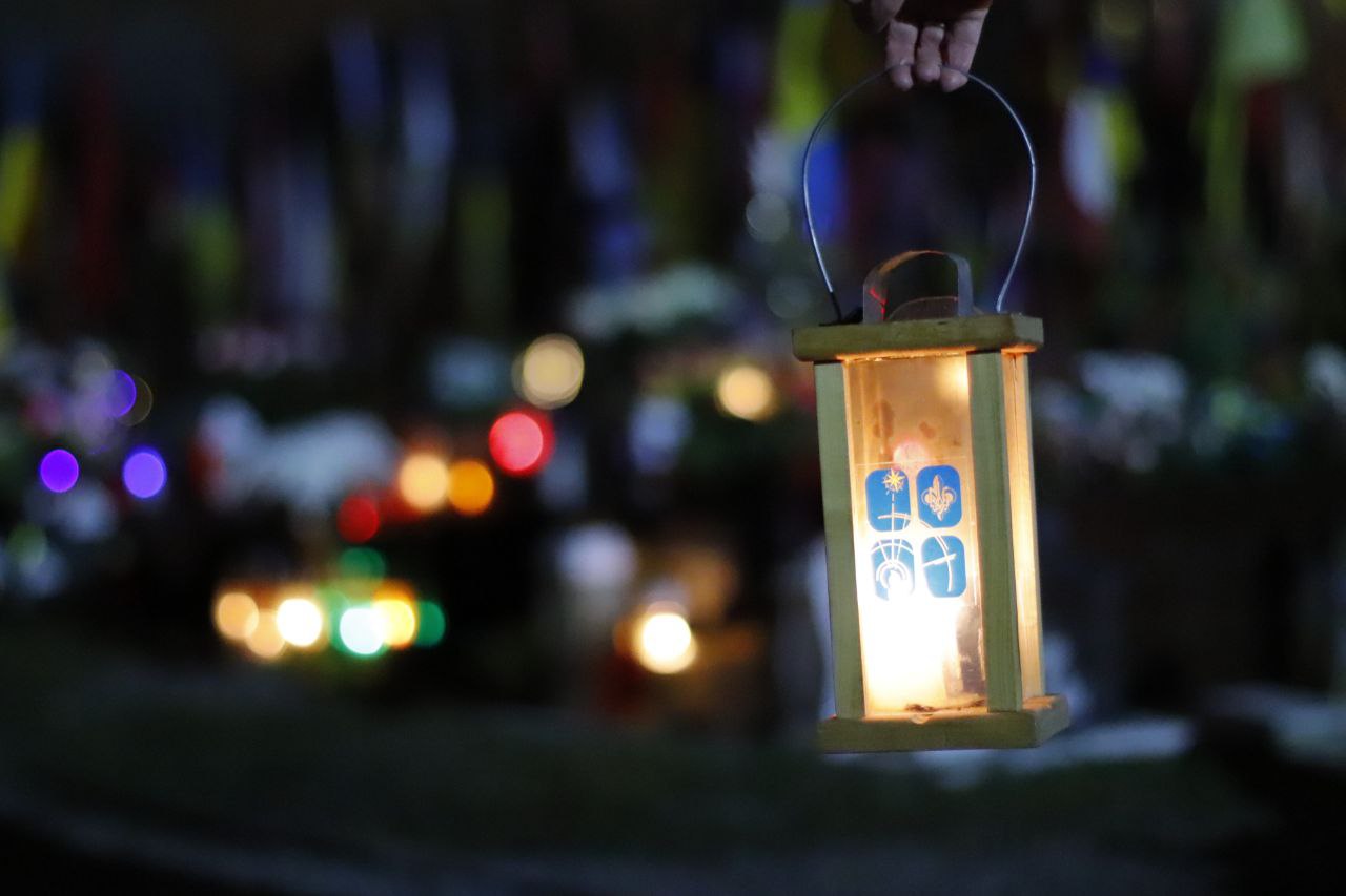 Символ Різдва та єднання: Вифлеємський Вогонь Миру доставили на Львівщину (фото)