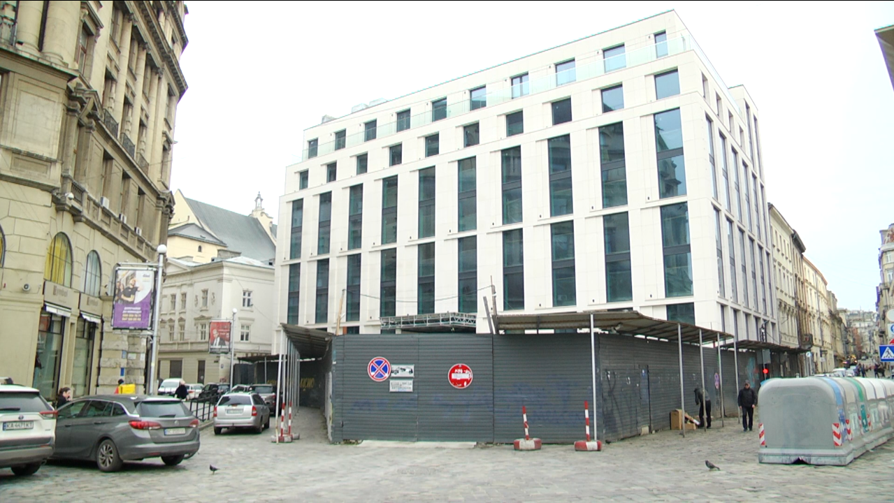 Скандальний готель на площі Міцкевича: як мерія Львова ігнорує рішення Верховного суду України