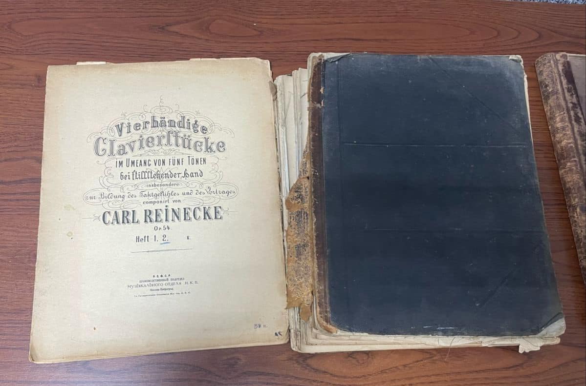 На кордоні з Польщею виявили авто зі сторічними книгами